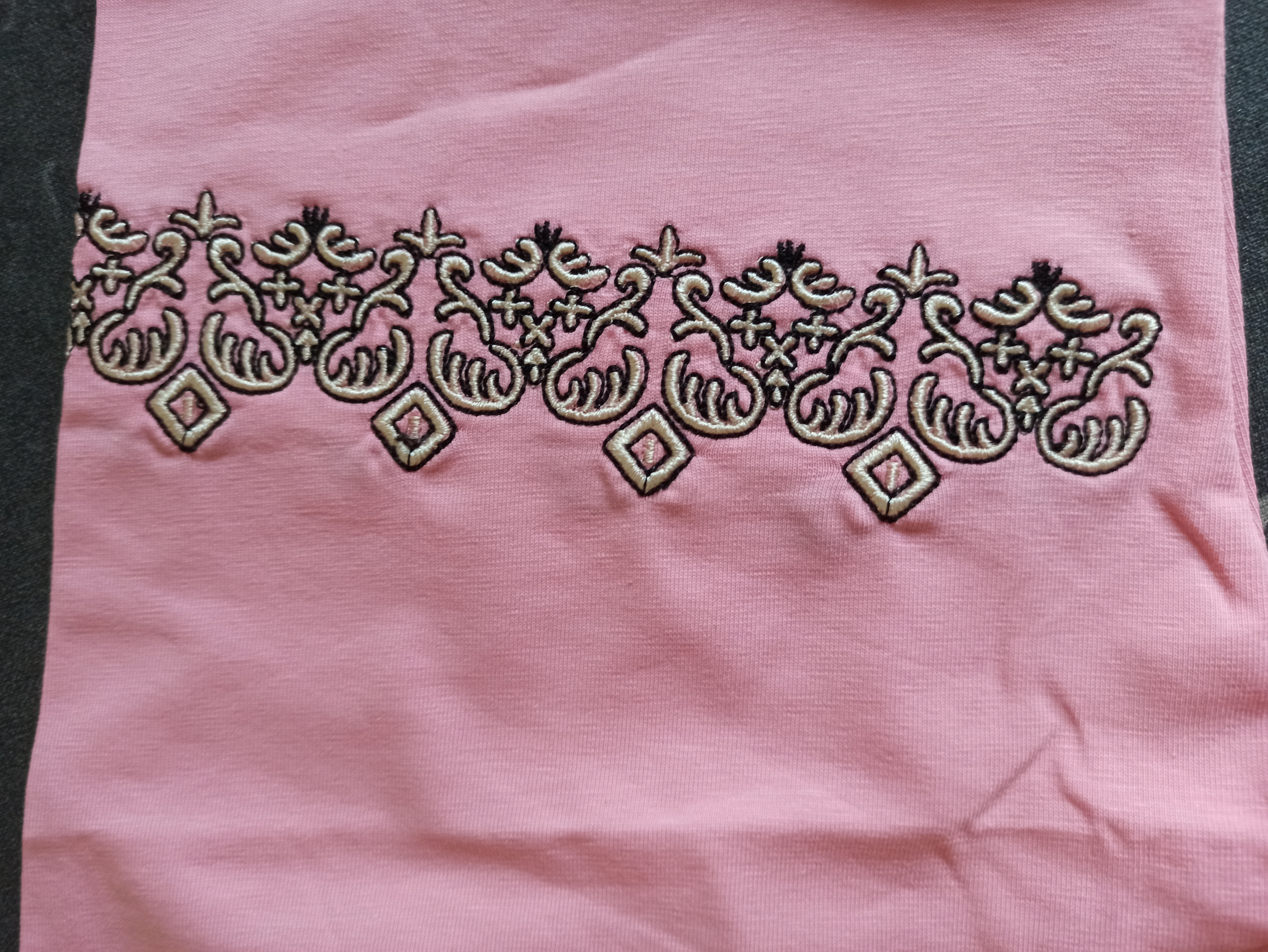 Dámské triko VYŠÍVANÉ ORNAMENTY