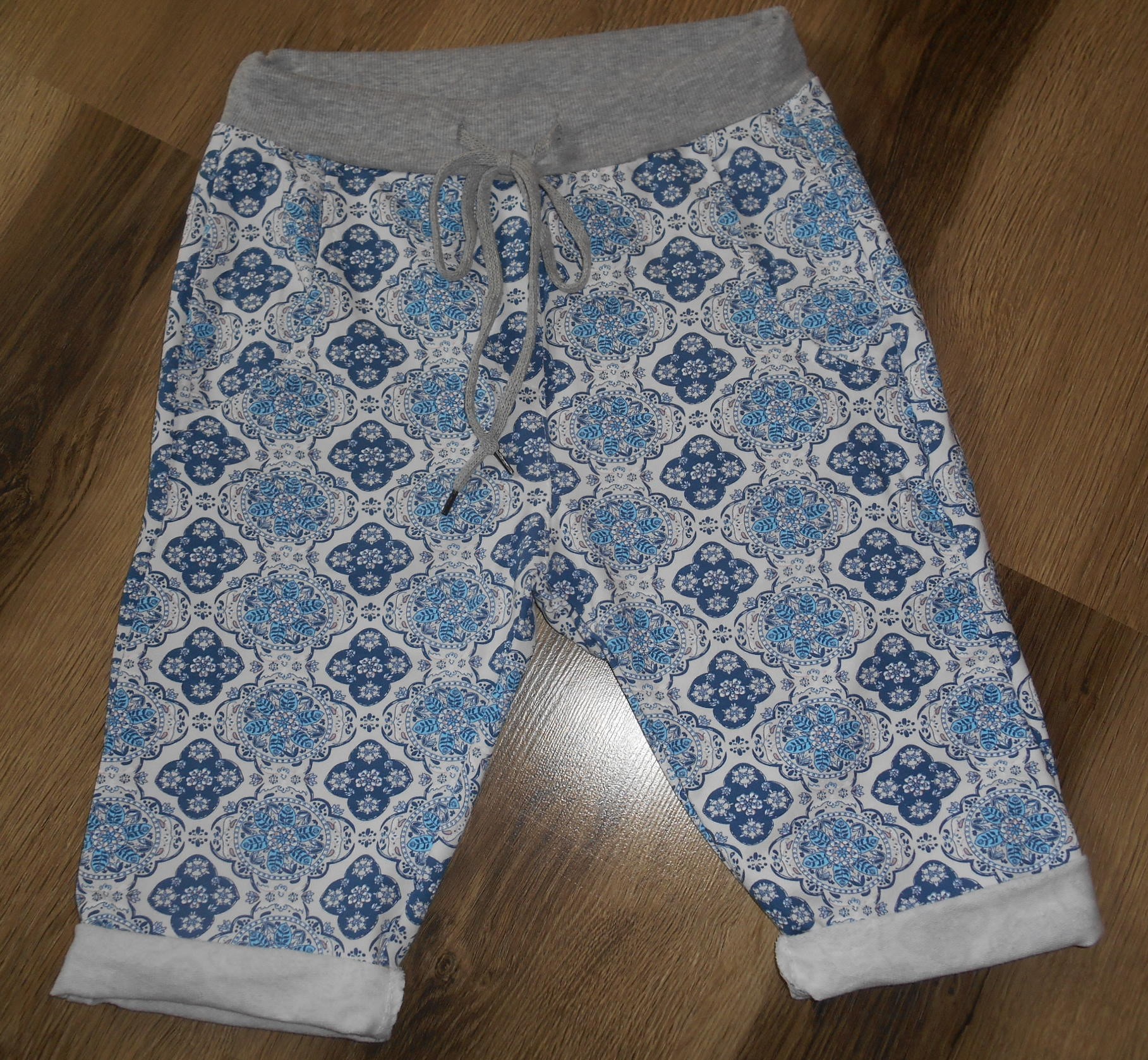 TEPLÁKOVÉ BAGGY HARÉMKY ŠORTKY - modré ornamenty 