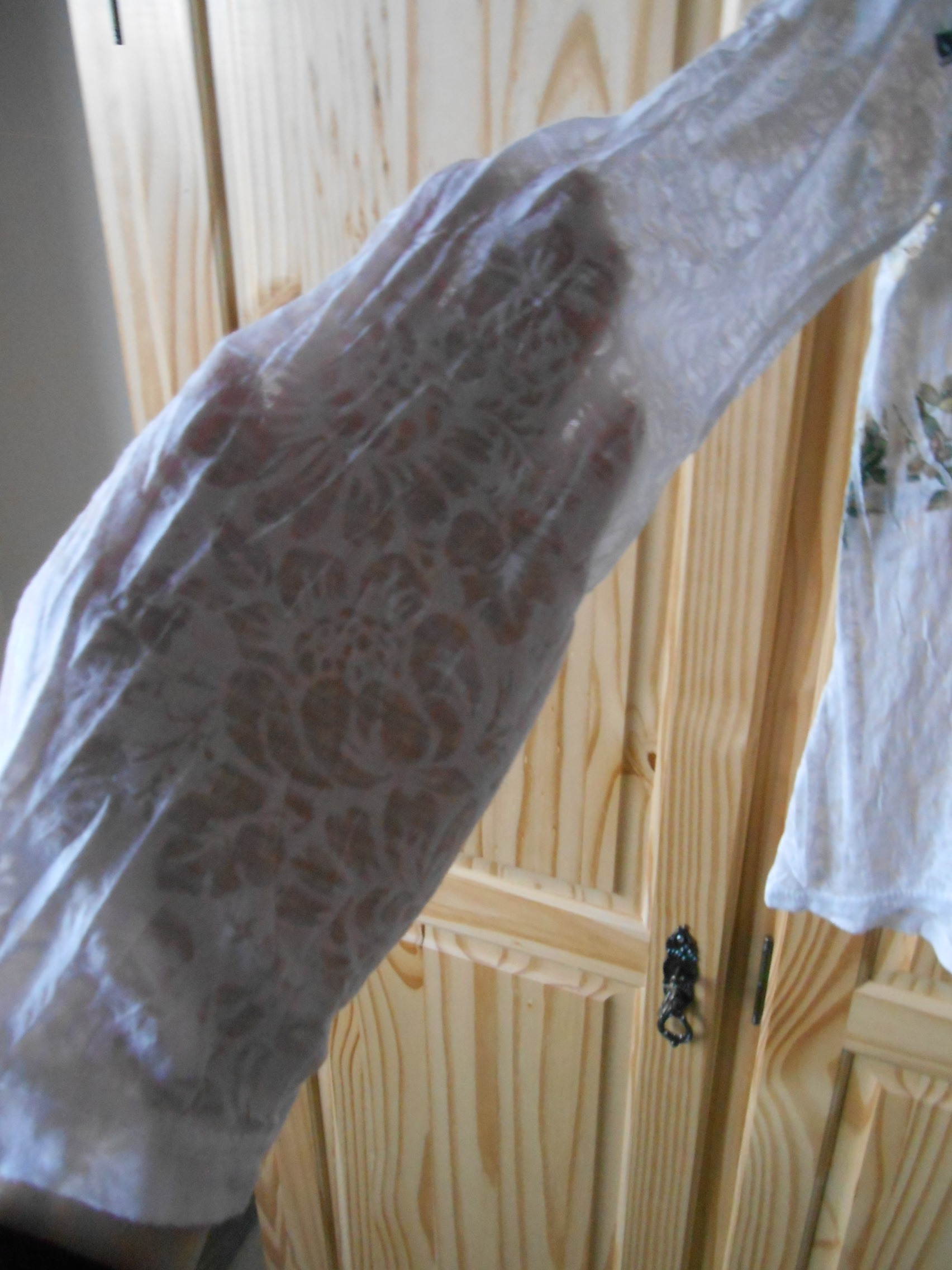 Nádherné triko s květinami a nápisem - bílé