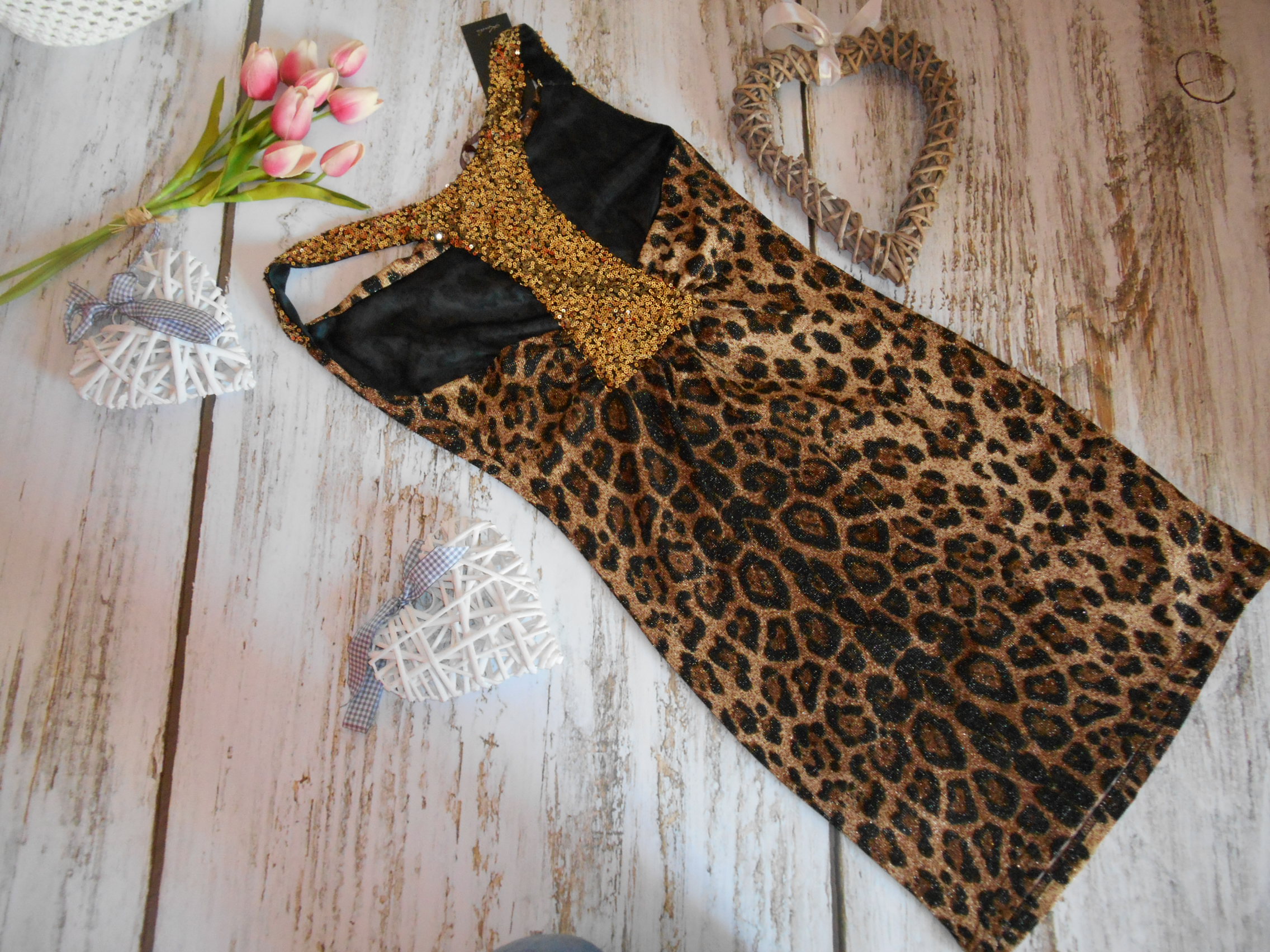 Sexy koktejlové šaty s flitry na zádech